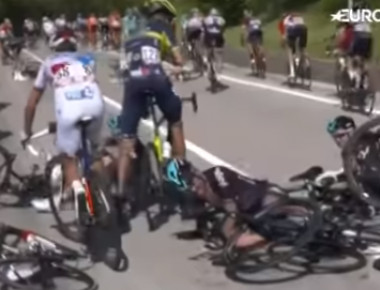 Ατύχημα στον ποδηλατικό γύρο Ιταλίας - Βίντεο από τη στιγμή της σύγκρουσης με την μοτοσυκλέτα